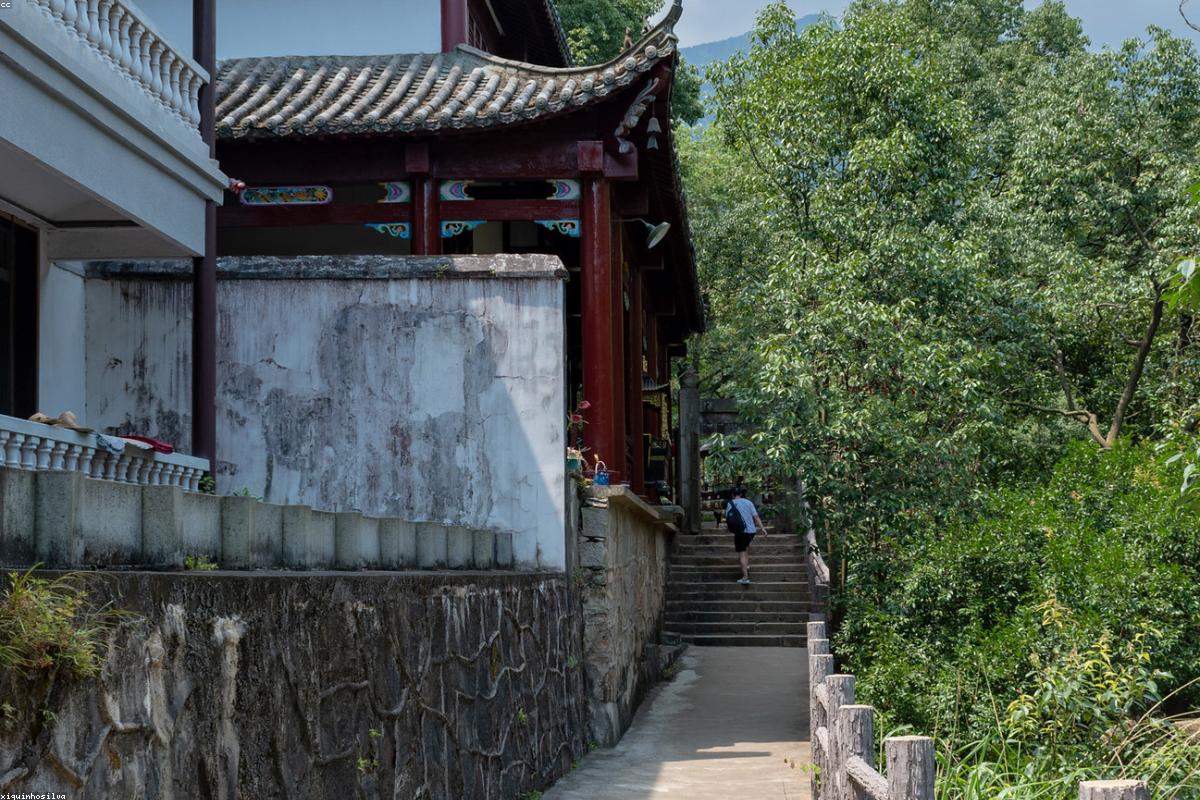 The peaks and waterfalls of Lushan shrouded in mist