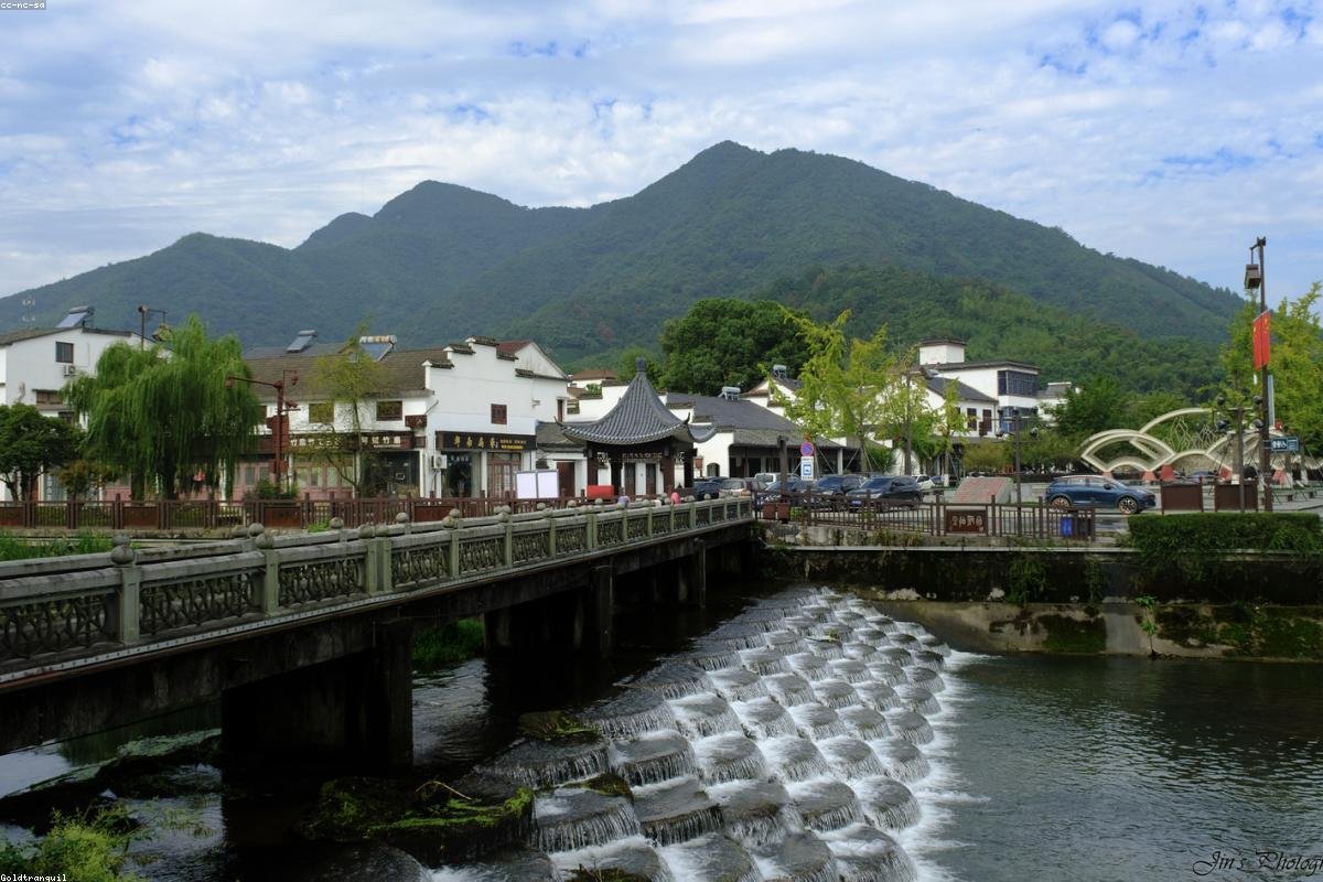 The reflection of Hongcun Yuemao and the Huizhou-style horse-head wall