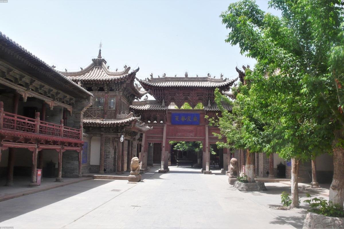 Zhangye is adorned with seven-colored red clouds