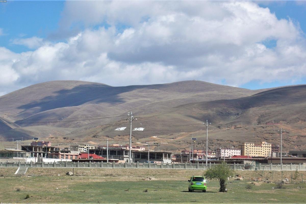 In the rural city, Bai Zang lived in a house