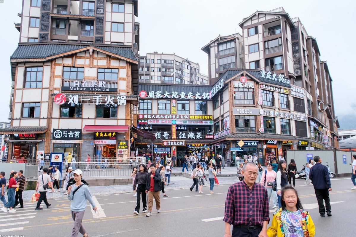 重庆洪崖洞夜景与长江两岸灯光