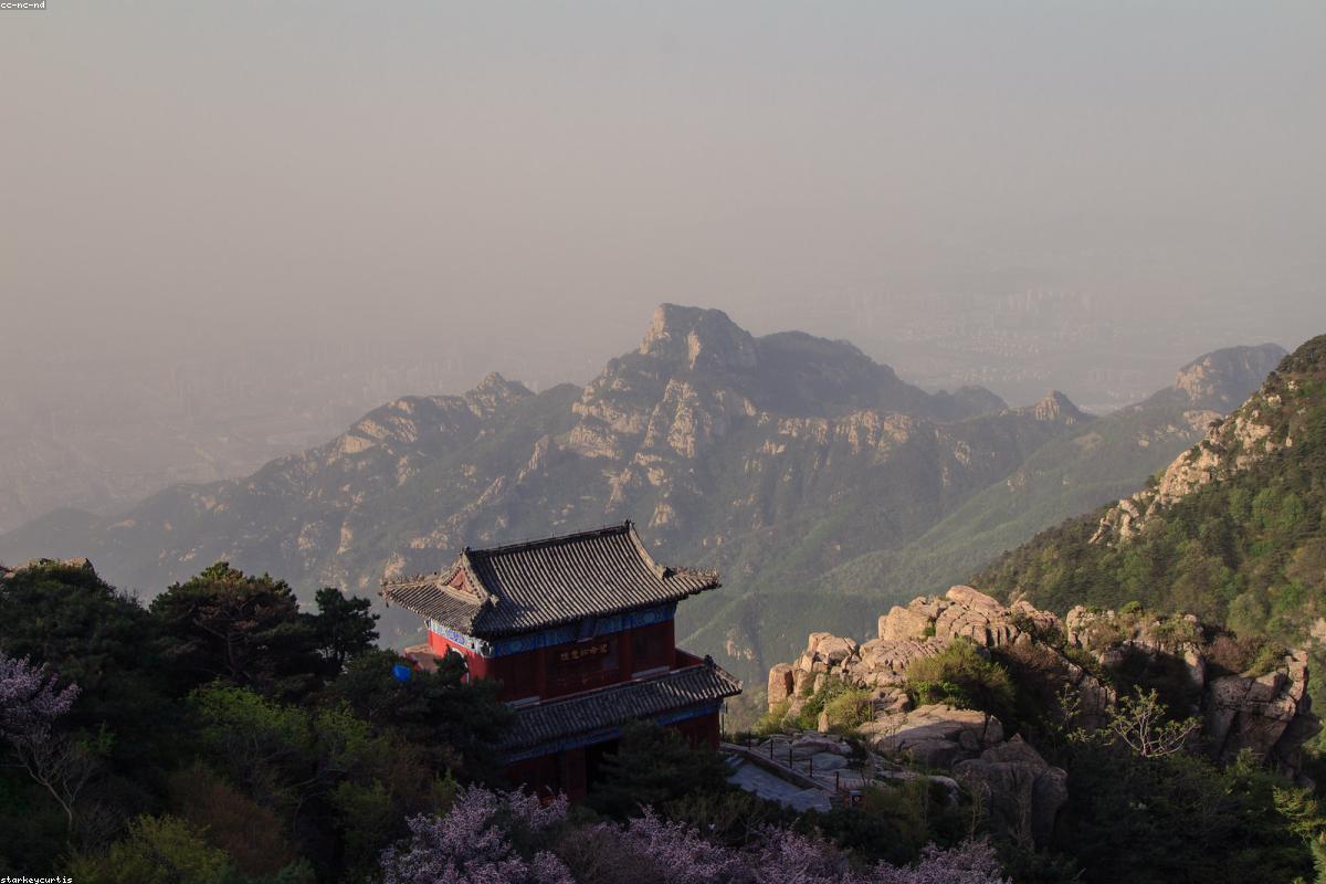 The steps of the Southern Heavenly Gate of Mount Tai and the sunrise over the sea of clouds