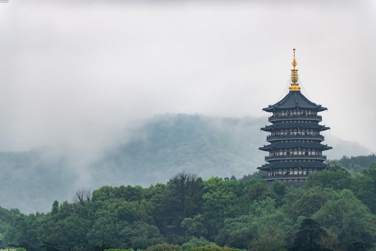 The Broken Bridge of West Lake in Hangzhou and the distant Leifeng Pagoda stand quietly in the misty rain