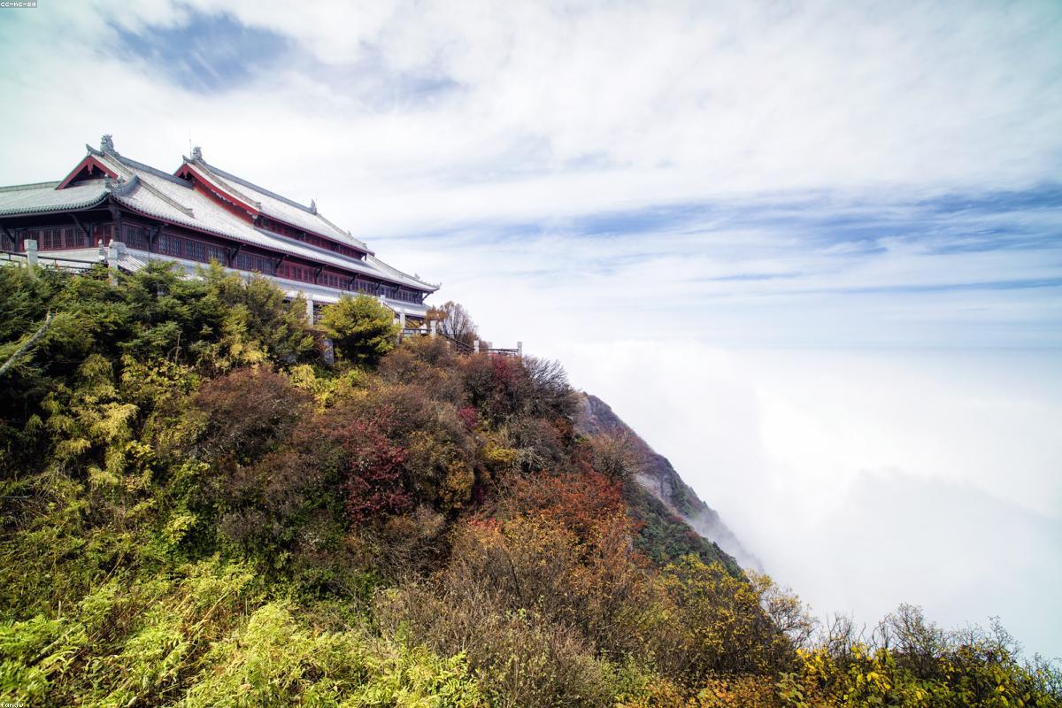 On Mount Emei's Golden Summit, the Ten Directions Samanhadhadra and the Sea of Clouds