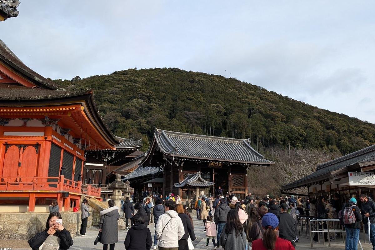 峨眉山金顶十方普贤圣像在云海中