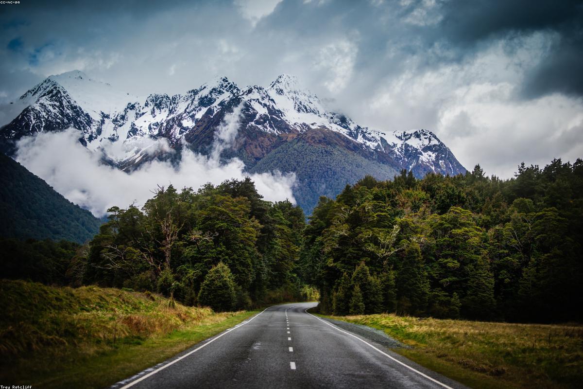 新西兰南岛公路尽头是巍峨雪山，两侧是碧绿草甸与湖泊