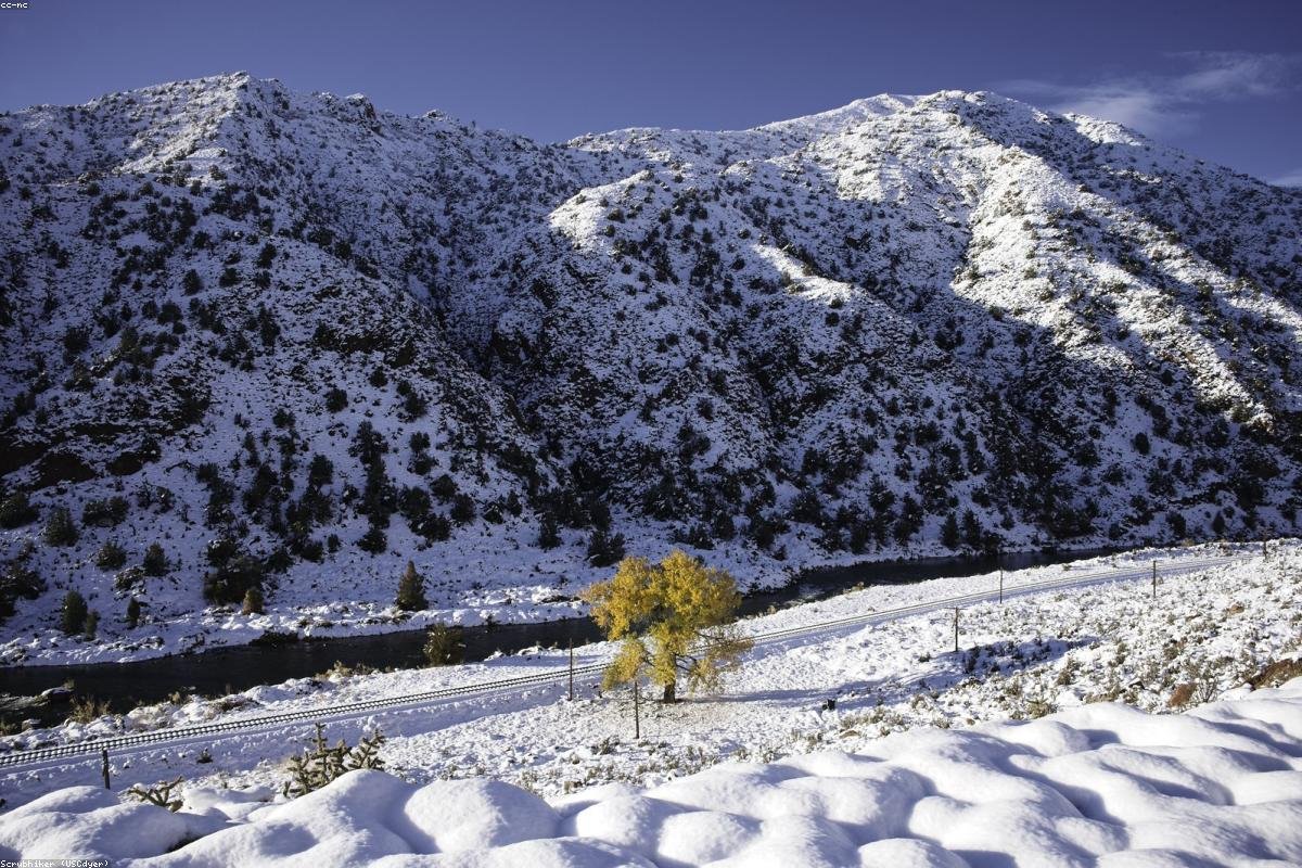 Meili Snow Mountain, Kawagebo Peak, sunlight shines on the golden mountain