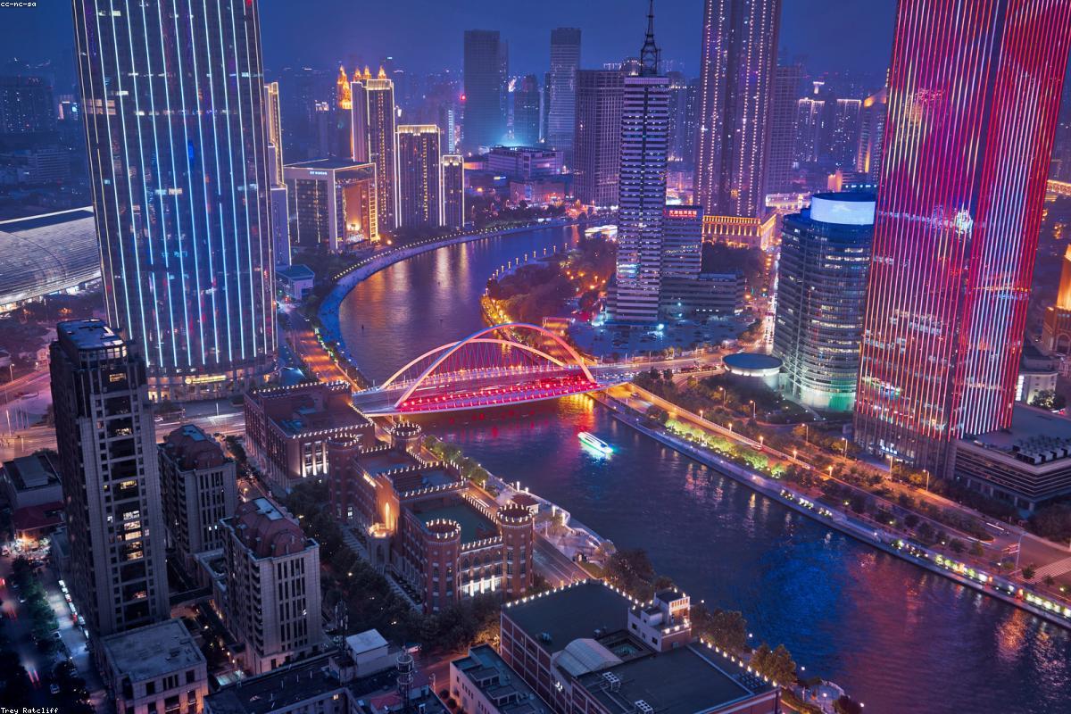 天津海河两岸的欧式建筑与解放桥夜景