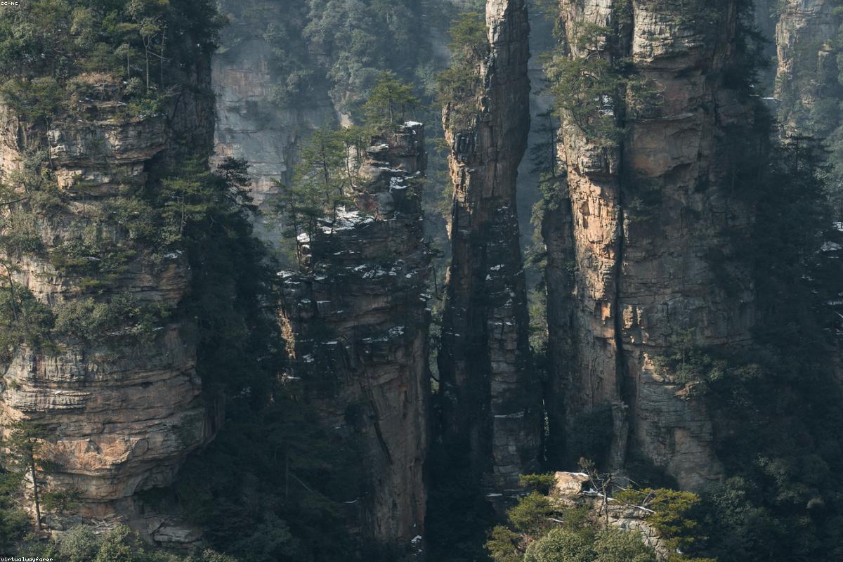 The Zhangjiajie quartz sandstone peak forest appears faintly in the sea of clouds