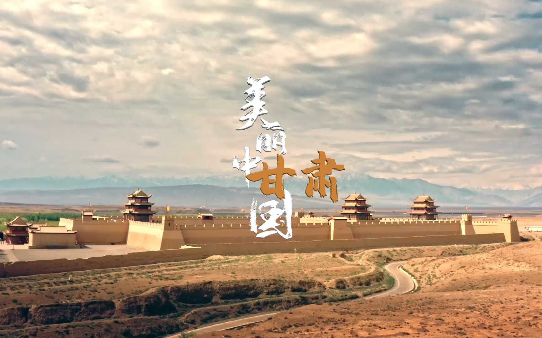 旅行者走在辽阔的自然风景中