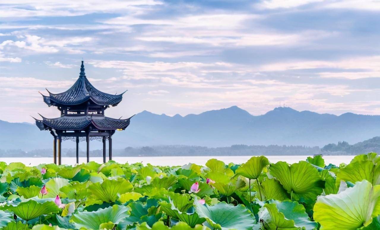柔和光线下的湖畔城市