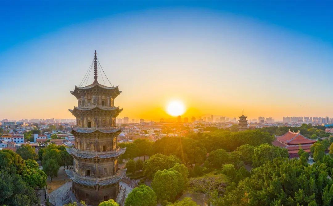 传统中式街巷中的旅行者