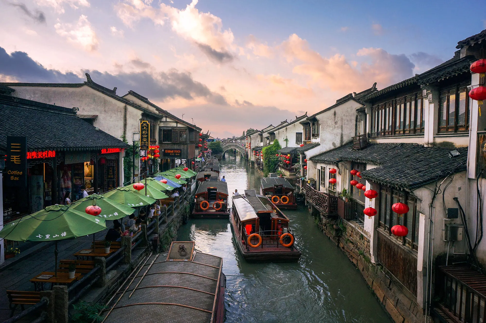 江南水巷中的安静街道
